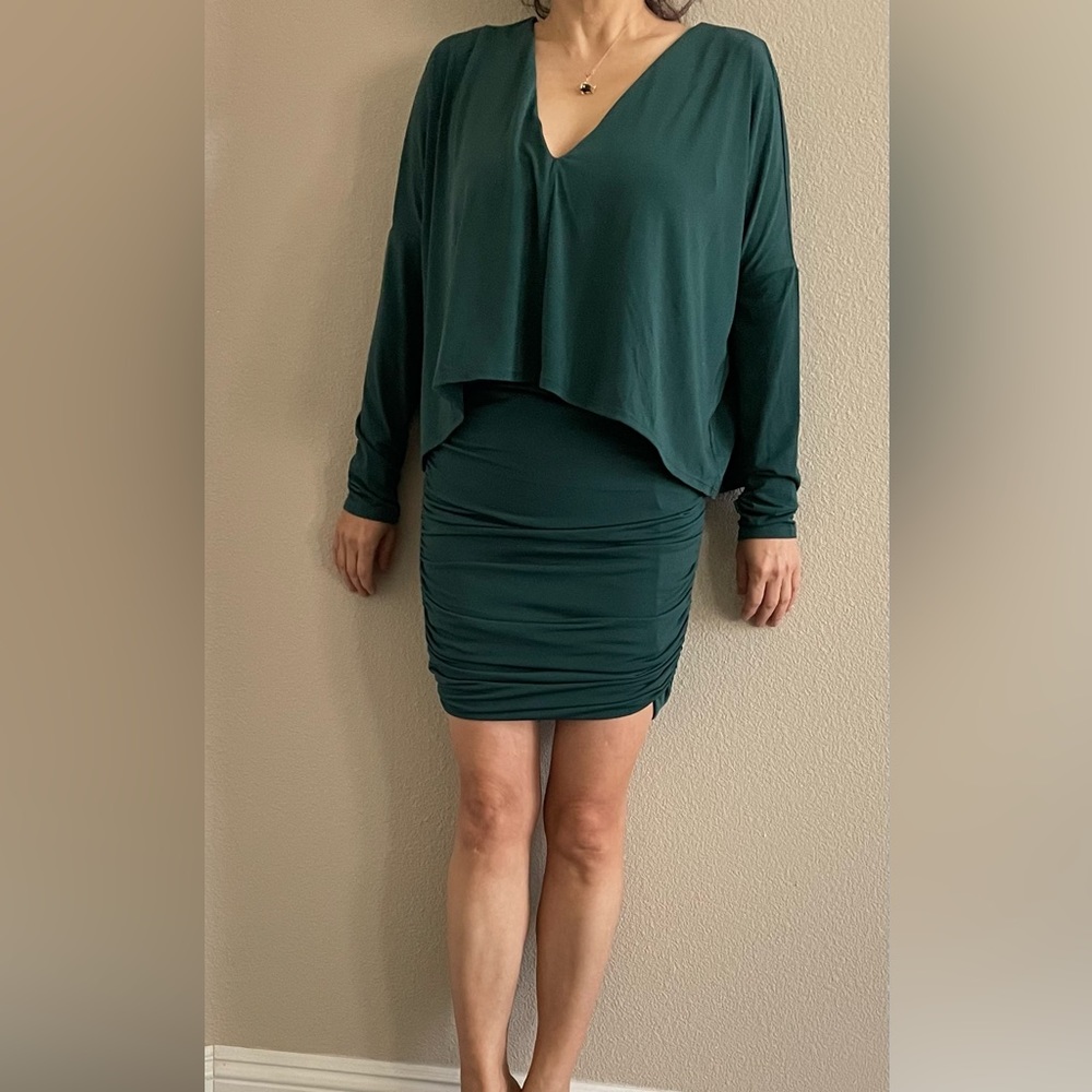 BCBG MIDI DRESS V NECK, LONG SLEEVE, ABOVE KNEE, SIZE M DARK GREEN STRETCHY